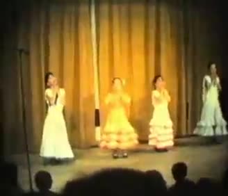 Grupo de Sevillanas bailando en las fiestas de Castilla la Mancha de 1987