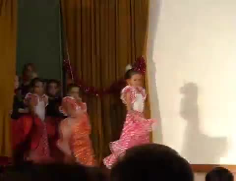 23-12-2007. Final de la actuación de la Escuela de Baile Español de la Asociación Cultural dirigida por Esperanza Alvarez en el Festival de Manos Unidas