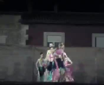 Escuela de Baile de la Asociación Cultural dirigida por Esperanza Alvarez, interpretando el tema "Oye Mar"