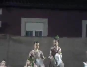 Escuela de Baile de la Asociación Cultural dirigida por Esperanza Alvarez, interpretando el tema "Sevilla"