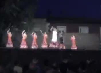 Escuela de Baile de la Asociación Cultural dirigida por Esperanza Alvarez, interpretando el tema "Como el agua"