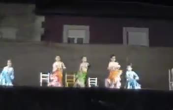 Escuela de Baile de la Asociación Cultural dirigida por Esperanza Alvarez, interpretando el tema "Sevilla"