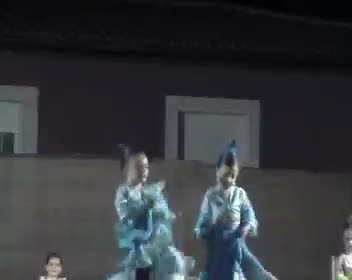 Escuela de Baile de la Asociación Cultural dirigida por Esperanza Alvarez, interpretando el tema "Sevilla"