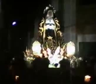 Jueves Santo de 1994. La Virgen de la Soledad adentrándose en la Calle de las Procesiones