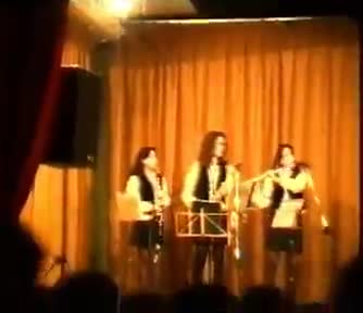 Actuación de la Orquesta Florida compuesta por artistas locales. Navidad de 1995 en el Centro Social.