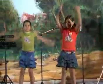 Actuación de la Escuela del AMPA en el Festival Benéfico para recaudar fondos para la Plataforma del Santo Niño. Interpretan el tema "Chicas de hoy"