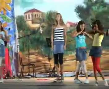 Actuación de la Escuela de La Asociación Cultural en el Festival Benéfico para recaudar fondos para la Plataforma del Santo Niño. Interpretan el tema "It's raining man" (Llueven hombres)