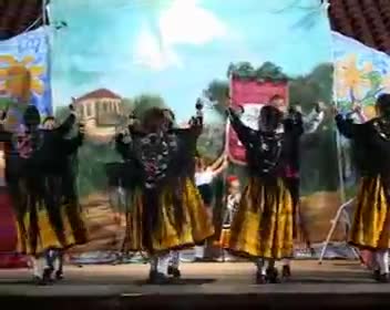 Actuación del grupo de Coros y Danzas "La Manchuela" en el Festival Benéfico para recaudar fondos para la Plataforma del Santo Niño