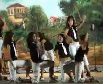 Actuación de la Escuela de La Asociación Cultural en el Festival Benéfico para recaudar fondos para la Plataforma del Santo Niño. Interpretan una conocida canción de Anastacia