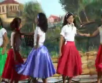Actuación de las Escuelas de Baile de la localidad en el Festival Benéfico para recaudar fondos para la Plataforma del Santo Niño. Bailan una conocida canción de la banda sonora de "Grease"