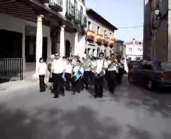 2 de Septiembre de 2006. Banda de Música Municipal viniendo de casa de la Reina y dirigiéndose a la Iglesia para luego encaminarse al Santo Niño