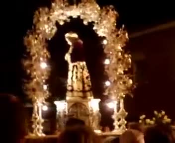 25 de Septiembre de 2006. Procesión nocturna. Entrada del Santo Niño a la Iglesia después de la puja al son del Himno Nacional