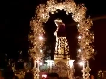 25 de Septiembre de 2006. Procesión nocturna. Momento final de la puja en el pretil de la Iglesia