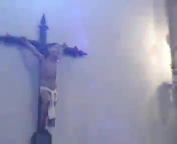 Agosto de 2006. Capilla de la Balesquida en Oviedo. Un grupo de guardiolos de excursión organizada por la Asociación de Mujeres la Rosaleda canta el himno al Santo Niño delante de la imagen de éste que se venera en dicha capilla