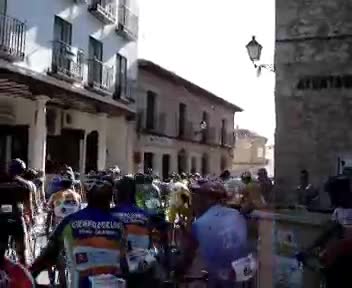 Concentración ciclista de Yepes a su paso por La Guardia. 27 de Agosto de 2006. Los ciclistas abandonan la localidad