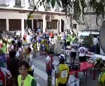 Concentración ciclista de Yepes a su paso por La Guardia. 27 de Agosto de 2006. Los ciclistas descansan en la Glorieta