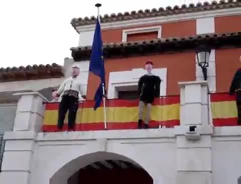 8 de Abril de 2007. 16:30. Los peleles esperan su quema al día siguiente en el Ayuntamiento