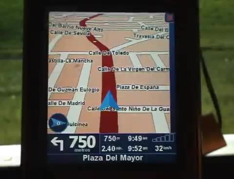 Recorrido virtual a través de un navegador GPS de un teléfono móvil por la arteria principal de La Guardia