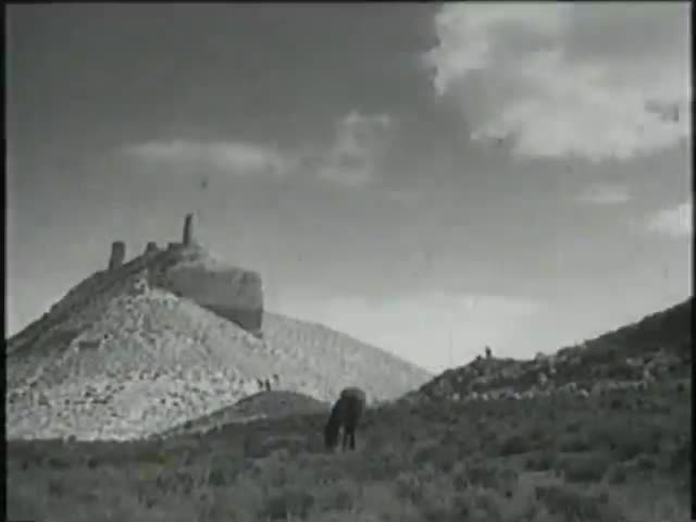 Secuencia de la película "Condenados" (1953) dirigida por Manuel Mur Oti e interpretada por Aurora Bautista y José Suárez en donde aparece el Castillo de la Vega, o Castillo de Monreal como realmente se llama