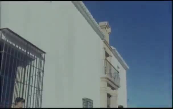 Secuencia de la película "Solos los dos" (1968) de Luis Lucía, interpretada por Marisol y Palomo Linares, grabada en la Casa de Marisol, en la que aparecen actores guardiolos
