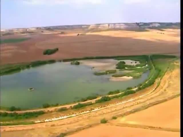 Secuencia del programa de Castilla la Mancha Televisión "Un paseo por las nubes" en donde aparece una panorámica desde el aire de nuestro pueblo