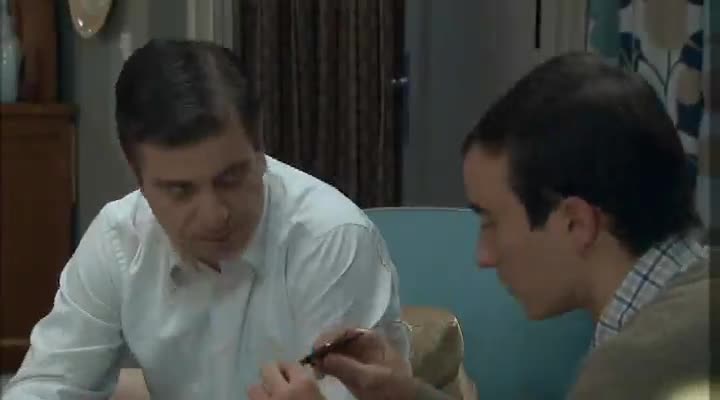 Secuencia de la serie de Televisión Española "Amar es para siempre" en la que aparece un llavero del Santo Niño colgado de la pared