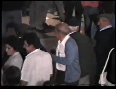 Fiestas de 1988. Jugando con los "rastreros" en la Plaza