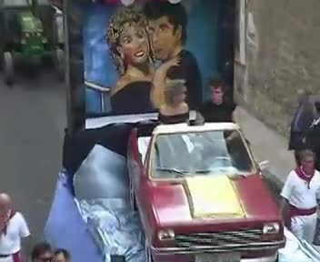 Carrozas de 2001: Grease, realizada por la Peña los Timbales