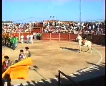 Fiestas de 1995. Plaza de Toros ambulante de La Guardia. Paseillo inicial en el que interviene la Peña los Timbales