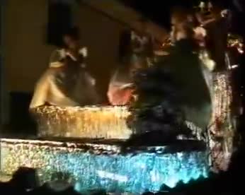 Fiestas de 1995. Carroza de la Reina y Damas en el desfile nocturno