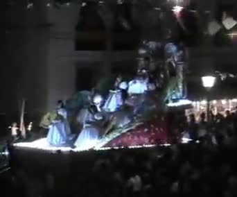 Fiestas de 1987. Carroza de las Damas y Reina en el desfile nocturno