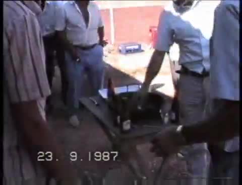 23 de Septiembre de 1987 (víspera de las Fiestas). Cuadrilla "de broma" en una portada