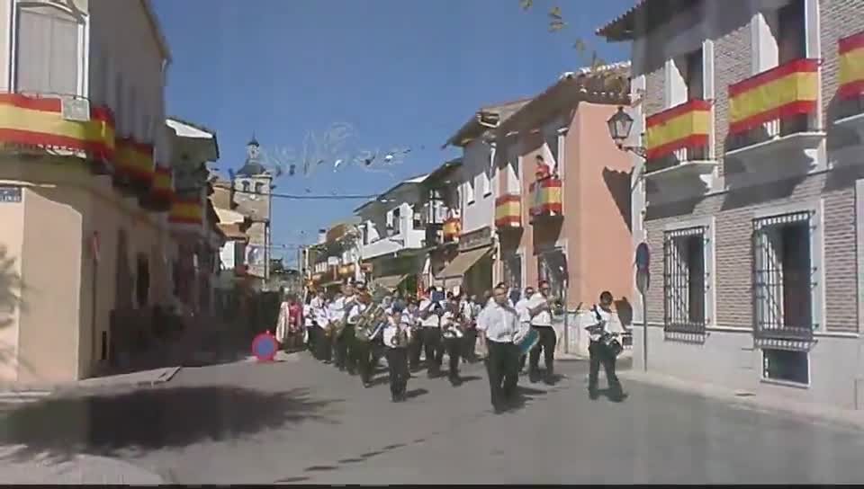 La banda de música y la cofradía en busca de la Reina y Damas. 25-09-2010