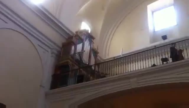 El órgano de la Iglesia tocando en misa de doce. 7-10-2012